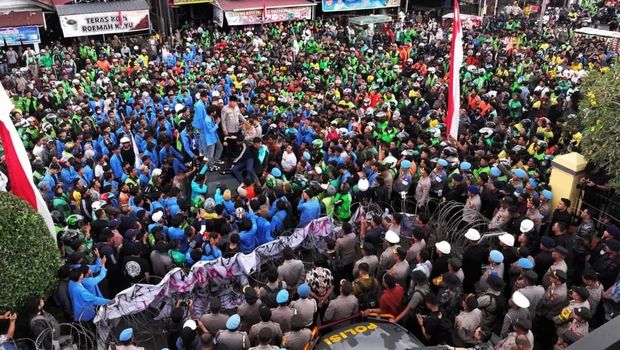Potret tindakan tenteram ojol dan mahasiswa bela Affan Kurniawan di Polda Riau, Jumat (29/8/2025).
