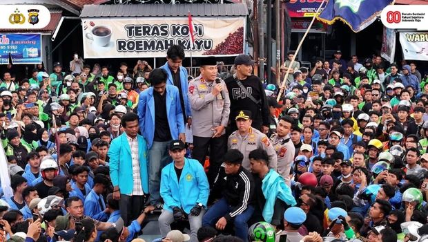 Potret tindakan tenteram ojol dan mahasiswa bela Affan Kurniawan di Polda Riau, Jumat (29/8/2025).
