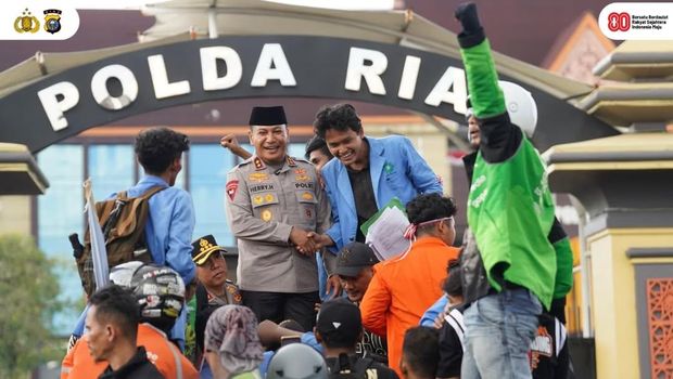 Potret tindakan tenteram ojol dan mahasiswa bela Affan Kurniawan di Polda Riau, Jumat (29/8/2025).