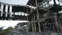 Jelaga hitam masih terlihat jelas di halte yang hangus terbakar.