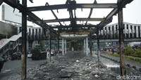 Halte tersebut rusak parah sehingga tidak bisa digunakan.
