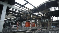 Halte Senen hangus terbakar saat aksi massa rusuh pecah di kawasan tersebut.