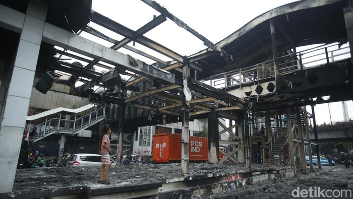 Potret Halte Senen dan Polda Metro Rusak Parah Sejumlah halte TransJakarta menjadi salah satu sasaran amuk massa semalam, hingga kini halte masih terlihat rusak, Sabtu (30/8/2025).