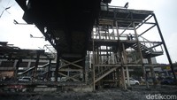 Halte yang hangus terbakar hanya menyisakan rangka.
