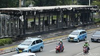 Selain halte Senen, halte Polda Metro Jaya juga rusak parah.