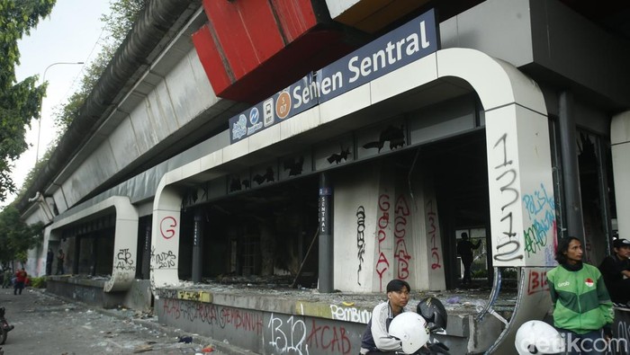 Potret Halte Senen dan Polda Metro Rusak Parah Sejumlah halte TransJakarta menjadi salah satu sasaran amuk massa semalam, hingga kini halte masih terlihat rusak, Sabtu (30/8/2025).