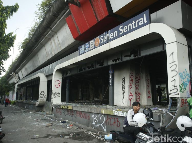 Potret Halte Senen dan Polda Metro Rusak Parah
