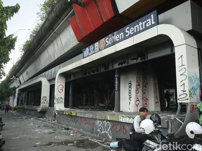 Potret Halte Senen dan Polda Metro Rusak Parah
