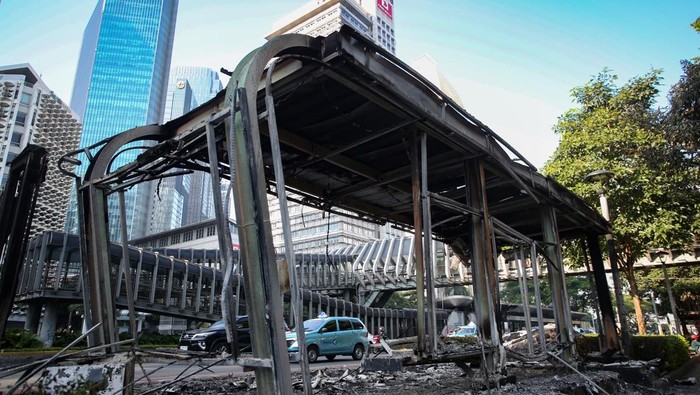 Pengendara melintas di depan Halte Bus Trans Jakarta Senayan yang habis terbakar di Jakarta, Sabtu (30/8/2025). Akibat kerusakan halte di sejumlah tempat, seluruh layanan Trans Jakarta dan Jaklingko di Jakarta tidak beroperasi untuk sementara. ANTARA FOTO/Muhammad Iqbal/YU