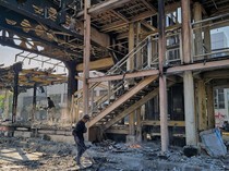 Video: Warga Kais Puing Halte TransJakarta Senen yang Ludes Terbakar