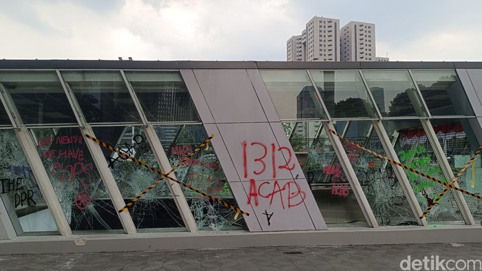 Potret kerusakan Stasiun MRT Istora Mandiri imbas kericuhan (Rizky Adha Mahendra/detikcom)
