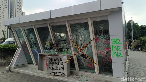Potret kerusakan Stasiun MRT Istora Mandiri imbas kericuhan (Rizky Adha Mahendra/detikcom)