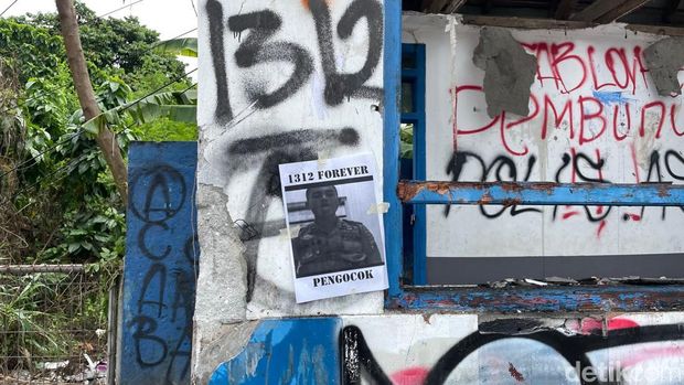 Potret pos polisi Condong Catur Sleman rusak imbas demo ricuh di Polda DIY, Jumat (29/8/2025). Foto diambil Sabtu (30/8).