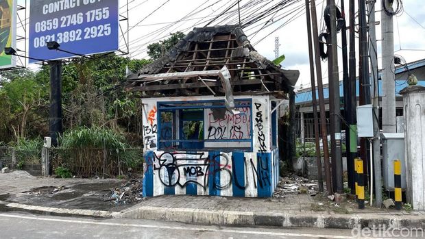 Potret pos polisi Condong Catur Sleman rusak imbas demo ricuh di Polda DIY, Jumat (29/8/2025). Foto diambil Sabtu (30/8).