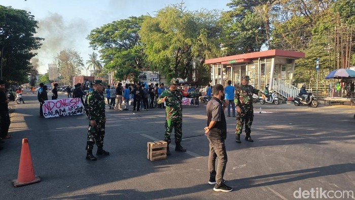 Sejumlah mahasiswa menggelar aksi demonstrasi di depan kampus Universitas Muhammadiyah (Unismuh) Makassar, Sulawesi Selatan (Sulsel).