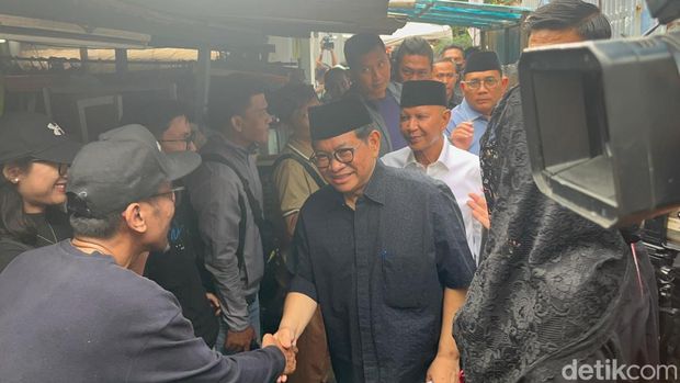 Pramono Anung melayat ke rumah duka Affan Kurniawan (Rumondang Naibaho/detikcom)
