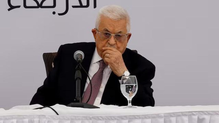 Palestinian President Mahmoud Abbas looks on as he visits the Istishari Cancer Center in Ramallah, in the Israeli-occupied West Bank, May 14, 2025. REUTERS/Mohammed Torokman/File Photo Purchase Licensing Rights