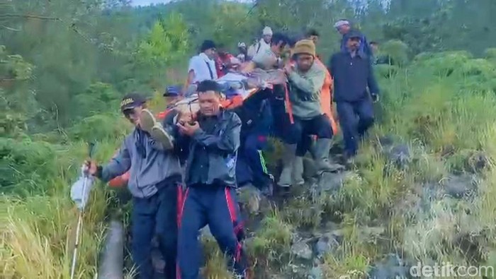 Proses evakuasi korban yang meninggal dunia saat melakukan pendakian ke Gunung Agung untuk nunas tirta, Sabtu (30/8/2025).