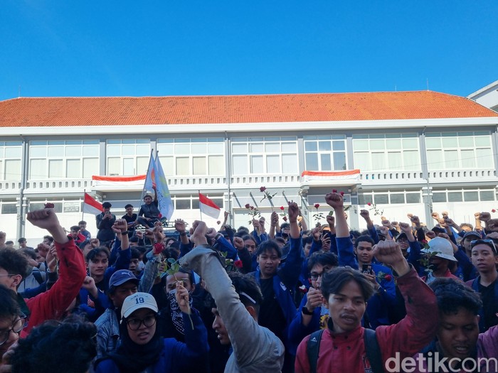 Puluhan mahasiswa dari ITS dan Unair mendatangi Polrestabes Surabaya