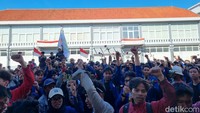 Pantauan detikJatim di lokasi bentrokan bermula saat massa mahasiswa mengamankan seseorang yang diduga melakukan pencurian.