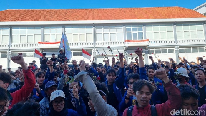 Puluhan mahasiswa dari ITS dan Unair mendatangi Polrestabes Surabaya Puluhan mahasiswa dari ITS dan Unair mendatangi Polrestabes Surabaya