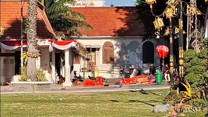 Puluhan orang berpakaian hitam-hitam masuk Grahadi melempar dan merusak fasilitas dan menjarah tameng polisi.