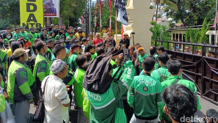 Ratusan pengemudi ojol di Mataram gelar aksi damai di Polda NTB, Sabtu (30/8/2025).