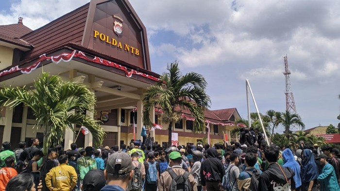Ribuan massa aksi berhasil masuk ke Mapolda NTB, Sabtu (30/8/2025). (Ahmad Viqi/detikBali)