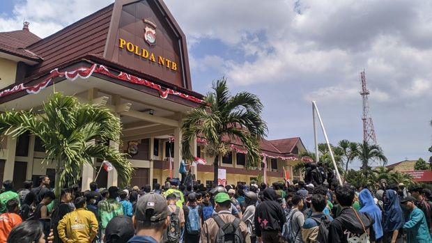 Ribuan massa aksi berhasil masuk ke Mapolda NTB, Sabtu (30/8/2025). (Ahmad Viqi/detikBali)