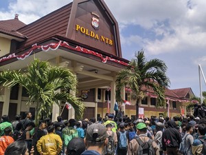 Massa Terobos Masuk Polda NTB, Sempat Baku Hantam-Kibarkan Bendera One Piece
