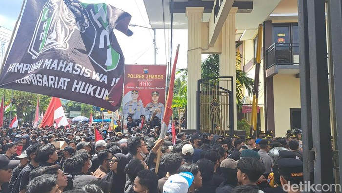 Ribuan orang demo di Polres Jember