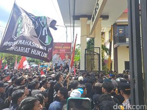 Ribuan Massa Demo di DPRD dan Polres Jember