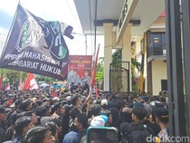 Ribuan Massa Demo di DPRD dan Polres Jember