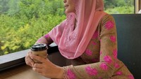 Selama menjabat sebagai anggota DPR RI selama 4 periode, Rieke Diah Pitaloka tentu memiliki kesibukan di dunia politik. Namun di sela-sela waktu, ia terlihat suka mampir mencicipi makanan, termasuk makanan kaki lima. Foto: Instagram @riekediahp