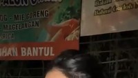 Bukan bakso, kali ini politikus tersebut kulineran di Jogja menikmati hidangan bakmi Jawa. Rieke mencoba bakmi godog di gerai Bakmi Pele Bantul. Foto: Instagram @riekediahp
