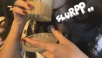 Selain kulineran kaki lima, pemain film ‘Sang Pemimpi’ ini juga sempat mampir ke sebuah kedai kopi di Jogja. Rieke mencicipi salah satu menu andalan, yaitu Kopi Susu Kayu Manis. Foto: Instagram @riekediahp