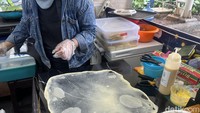 Adonan roti canai di sini juga berbeda dari yang lain. Mereka menggunakan tambahan mentega wisjman supaya lebih harum dan gurih. Foto: Detikcom / Atiqa Rana