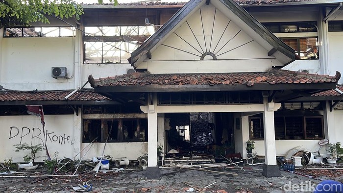 Ruangan Setwan DPRD Solo hangus terbakar usai demo ricuh, Jumat (30/8/2025) malam. Foto diunggah Sabtu (30/8/2025).