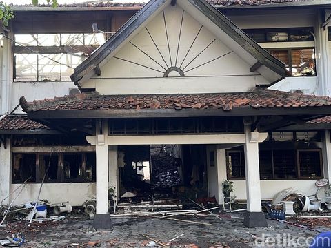 Ruangan Setwan DPRD Solo hangus terbakar usai demo ricuh, Jumat (30/8/2025) malam. Foto diunggah Sabtu (30/8/2025).