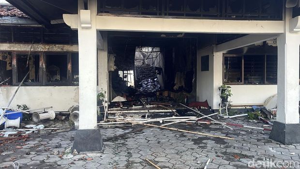Ruangan Setwan DPRD Solo hangus terbakar usai demo ricuh, Jumat (30/8/2025) malam. Foto diunggah Sabtu (30/8/2025).