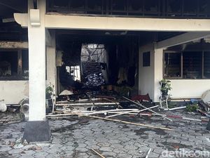 DPUPR Kaji Kerusakan Gedung DPRD Solo yang Dibakar