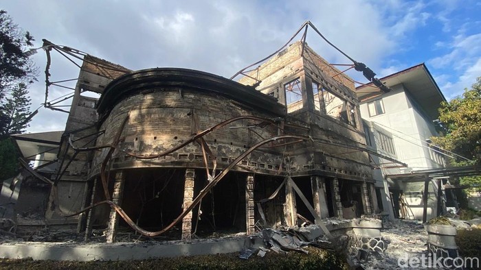 Rumah MPR RI di Jalan Diponegoro Bandung yang dibakar massa saat unjuk rasa.