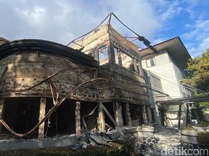 Penampakan Puing Rumah MPR RI Pasca Dibakar Massa Demo di Bandung