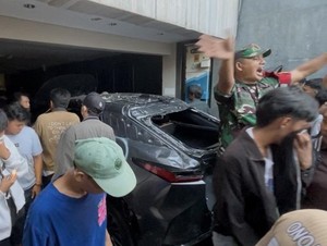 Massa Satroni Rumah Sahroni: Angkut Kulkas, TV, Tas hingga Rusak Mobil