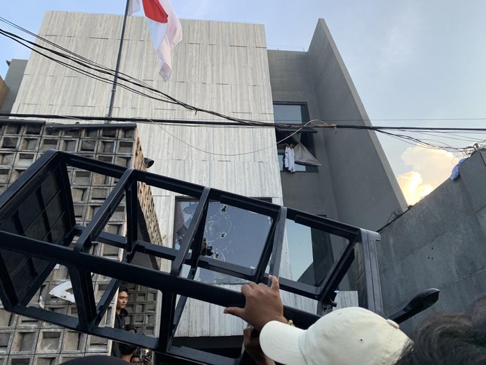 Rumah Sahroni di Kebon Bawang, Tanjung Priok dijarah massa, Sabtu (30/8/2025).