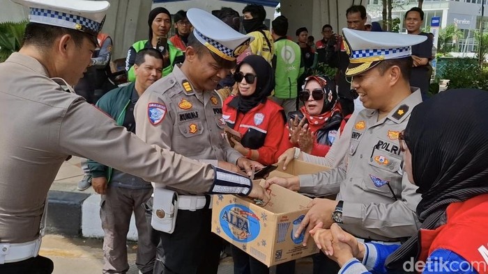 Saat anggota polisi bersama pengemudi ojol bersama-sama melakukan aksi penggalangan dana untuk Affan