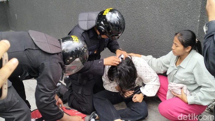 Salah satu massa mengalami luka dibagian kepala saat aksi demontrasi di Gedung DPRD NTB, Sabtu (30/8/2025).
