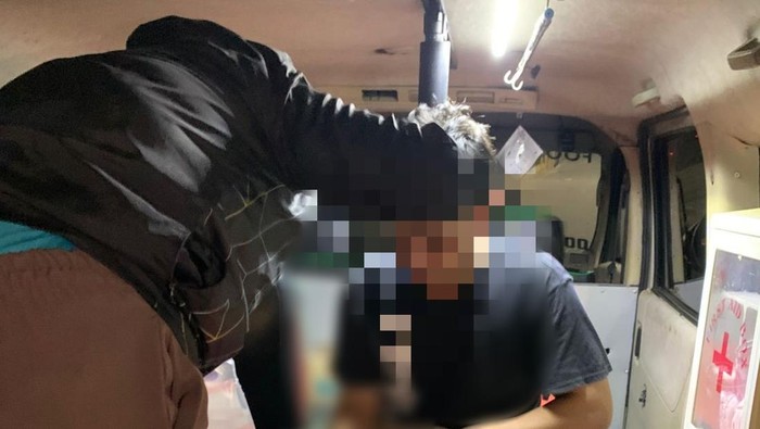 Salah satu pendemo yang luka-luka usai pecahnya kerusuhan saat unjuk rasa di Gedung Negara Grahadi.