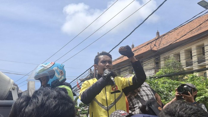 Salah satu perwakilan ojol berorasi saat demonstrasi di depan Mapolda Bali, Sabtu (30/8/2025). (Fabiola Dianira/detikBali)