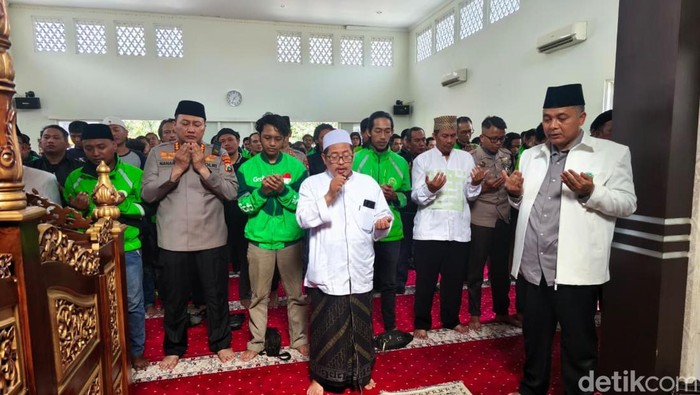 Salat ghaib Polresta Malang Kota bersama ojol